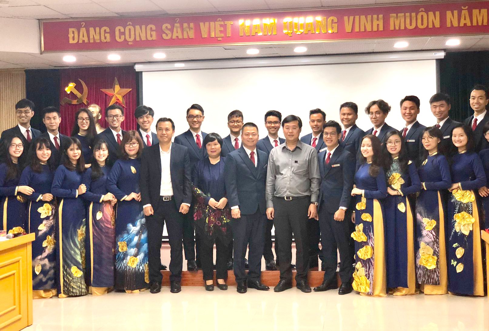 Bí thứ nhất TƯ Đoàn Lê Quốc Phong gặp mặt 28 đại biểu Việt Nam tham dự SSEAYP 2018