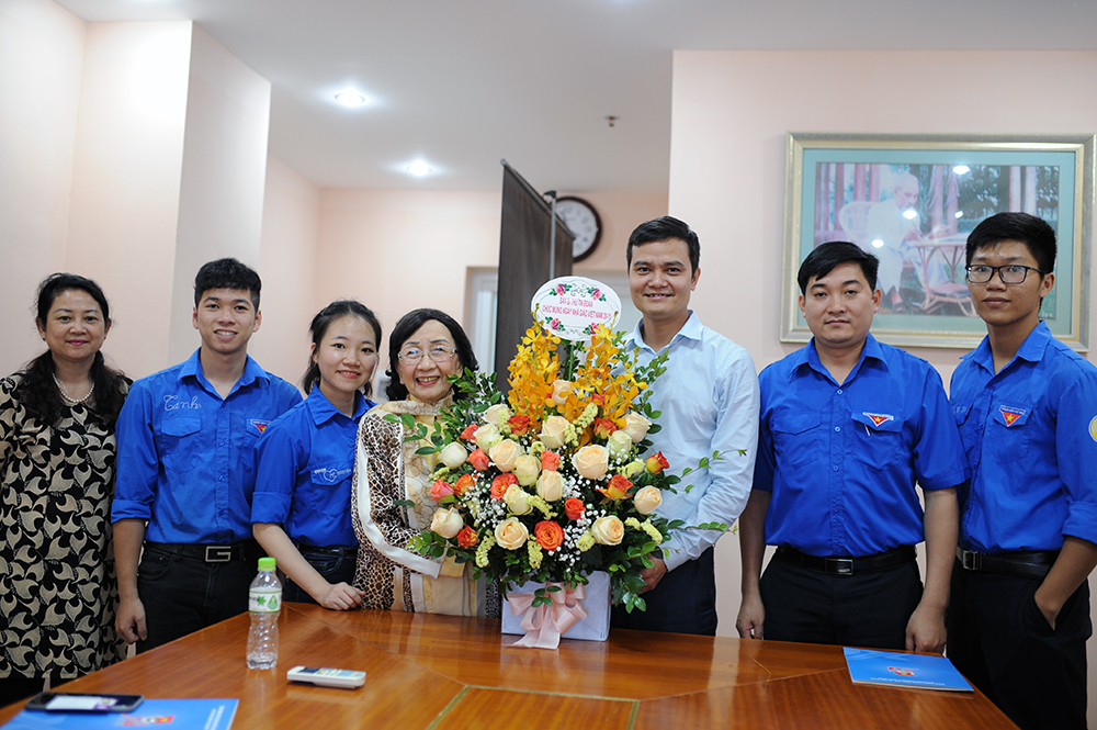 Đồng chí Bùi Quang Huy - Bí thư Trung ương Đoàn và các cán bộ, ĐVTN tặng hoa chúc mừng