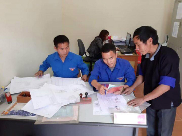Cán bộ đoàn viên huyện Mù Cang Chải tham gia hoạt động Ngày thứ 7 tình nguyện giải quyết thủ tục hành chính cho người dân1