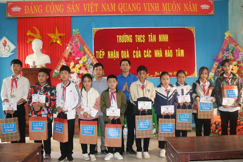 Trao tặng học bổng cho các em học sinh trường THCS Tân Ninh