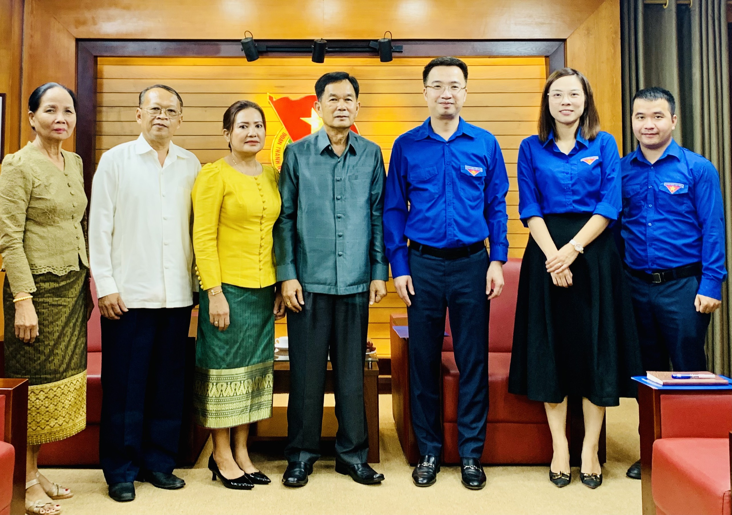 Tiếp xã giao 02 gia đình nguyên cán bộ Trung ương Đoàn TNNDCM Lào
