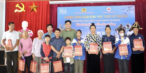 Tuổi trẻ CAND với "Hành trình nhân đạo - Trao nhận yêu thương" tại tỉnh Điện Biên