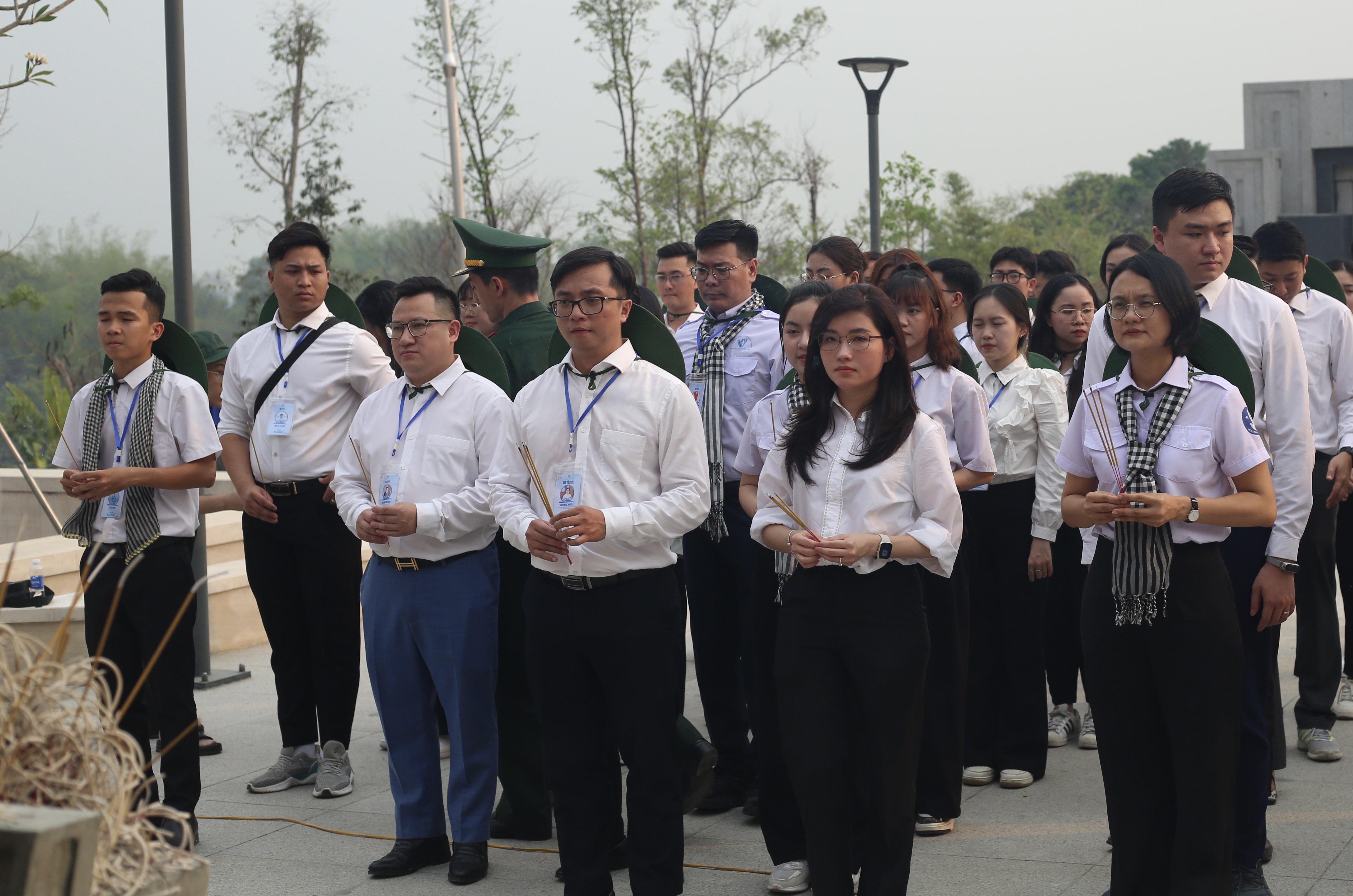 Đoàn đại biểu sinh viên dâng hương tại Đền thờ liệt sỹ tại Chiến trường Điện Biên Phủ