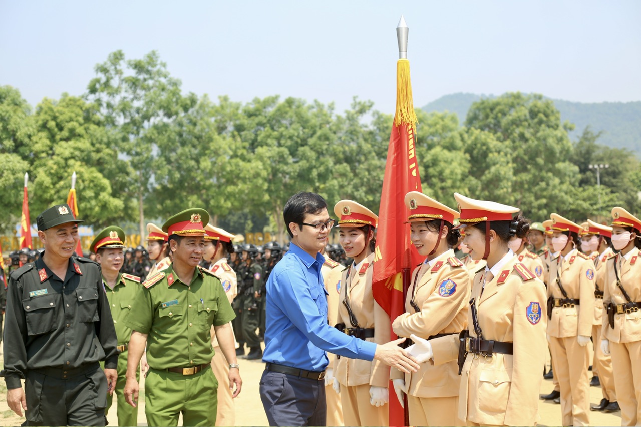 Bí thư thứ nhất TƯ Đoàn Bùi Quang Huy  thăm đoàn viên, thanh niên tập luyện chuẩn bị lễ diễu binh kỷ niệm 70 năm chiến thắng Điện Biên Phủ