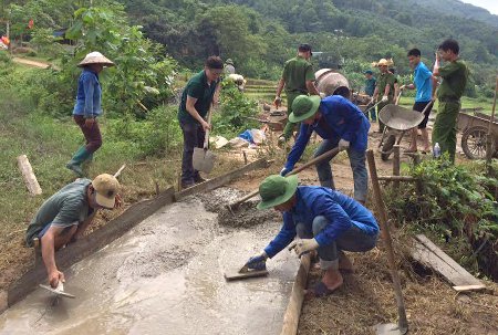 Đoàn tình nguyện phối hợp với Công an huyện Bát Xát cứng hóa 600m đường giao thông liên gia tại thôn Bầu Bàng, xã Cốc Mỳ, huyện Bát Xát