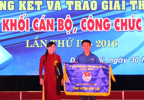 /Uploads/đc Bùi Thị Bích Thủy - Bí thư Tỉnh đoàn Đồng Nai trao cờ đăng cai hội thi năm 2017 cho đại diện Tỉnh đoàn Đăk Lăk.JPG