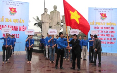đồng chí Huỳnh Thanh Điền – Tỉnh ủy viên- Phó Chủ tịch UBND tỉnh đã trao cờ quyết thắng cho Tuổi trẻ Nghệ An