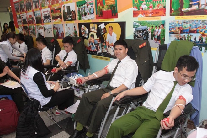 Trung úy Phạm Văn Chung (thứ hai từ phải) hiến máu nhân đạo