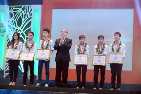 Nguyễn Trọng Thủy (thứ 2, bên phải sang) nhận giải Nhất Cuộc thi Sáng tạo khoa học thanh thiếu niên, nhi đồng toàn quốc lần thứ 10 năm 