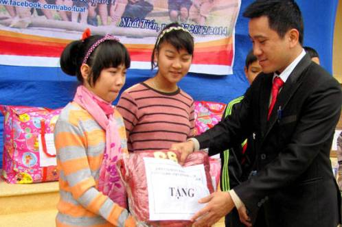 Tặng áo ấm học sinh Trường Phổ thông dân tộc bán trú THCS xã Nhất Tiến