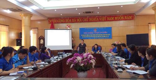 Đ/c Hoàng Thị Dung - Phó Chủ nhiệm Ủy ban Kiểm tra Tỉnh ủy, đại biểu HĐND tỉnh khóa VIII trao đổi tại Hội nghị trực tuyến