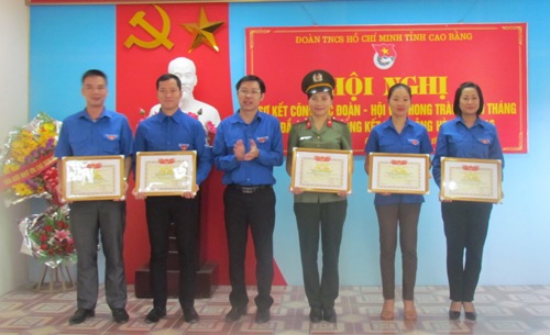 Đồng chí Vũ Khắc Quang - Bí thư Tỉnh Đoàn tặng  Bằng khen cho các tập thể có thành tích xuất sắc trong triển khai thực hiện chiến địch thanh niên tình nguyện hè năm 2016