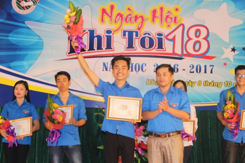 Đồng chí Nguyễn Đức Thuận - Phó Bí thư Tỉnh đoàn trao giải Nhất của ngày hội