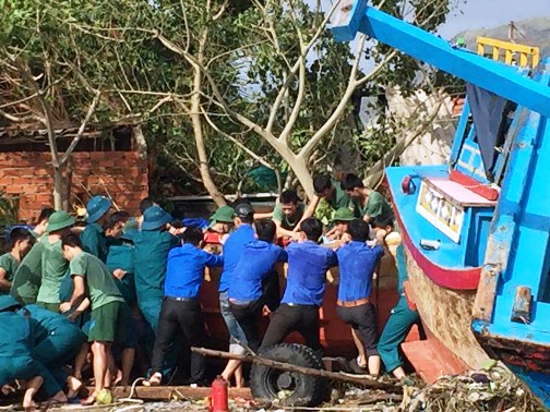 Đoàn viên, thanh niên huyện Vạn Ninh cùng với các lực lượng tại chỗ khắc phục hậu quả cơn Bão số 12