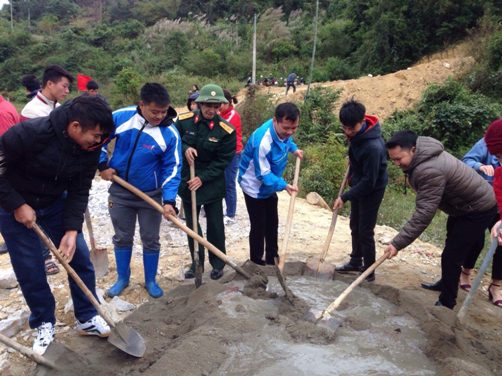 Đoàn viên, HVTN tham gia xây dựng cầu dân sinh thôn Nà Mố