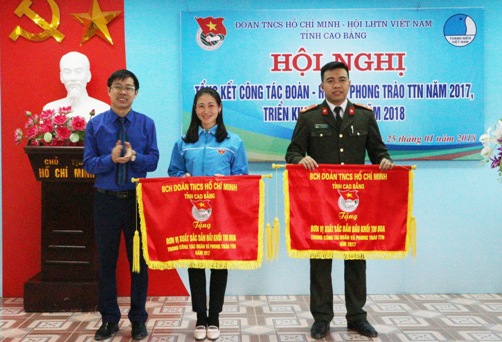 Đồng chí Vũ Khắc Quang - Bí thư Tỉnh Đoàn trao tặng cờ cho 02 đơn vị Xuất sắc dẫn đầu khối thi đua
