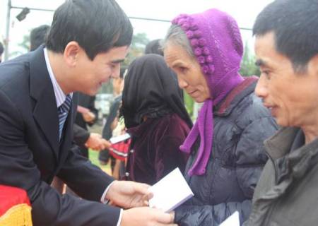 Đồng chí Dương Văn An – Bí thư Trung ương Đoàn trao quà cho các hộ nghèo tại huyện Hương Sơn (Hà Tĩnh)