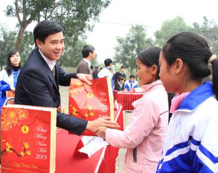 Đồng chí Phạm Trọng Dũng – Phó Bí thư Tỉnh Đoàn Thanh Hóa trao quà tết cho các hộ nghèo tại huyện Nông Cống