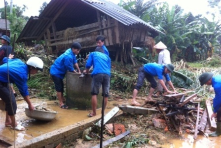 ĐVTN giúp các hộ dân vệ sinh đồ dùng, chuẩn bị dựng lại nhà ở