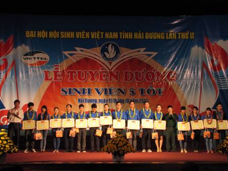 Tuyên dương và trao giải thưởng cho 30 sinh viên đạt danh hiệu "Sinh viên 5 tốt"