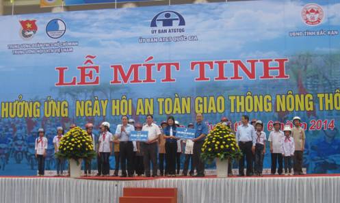 Lãnh đạo Ủy ban ATGT quốc gia, Trung ương Hội LHTN Việt Nam và lãnh đạo tỉnh Bắc Kạn trao tặng mũ bảo hiểm cho thiếu nhi và đồng bào nghèo tại Ngày hội