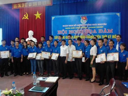 Anh Nguyễn Huy Toàn (hàng đầu tiên, đứng thứ 6 từ trái sang) nhận bằng khen đoàn viên xuất sắc của Tỉnh Đoàn Thái Nguyên trao tặng.