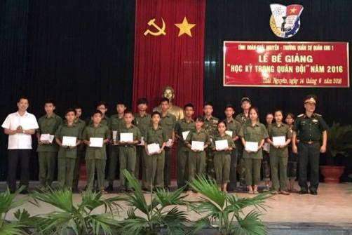 Đồng chí Lê Ngọc Linh – Phó Bí thư thường trực Tỉnh đoàn (trái) trao giấy chứng nhận hoàn thành khóa học cho các chiến sĩ nhí
