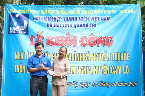 Đồng chí Nguyễn Khánh Vũ – Chủ tịch Hội LHTN Việt Nam tỉnh trao kinh phí xây dựng nhà tình nghĩa cho gia đình bà Nguyễn Thị Hòe