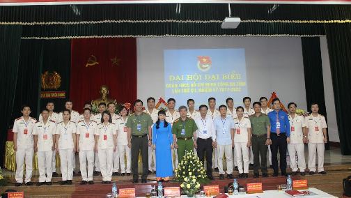 Các đại biểu chụp ảnh lưu niệm cùng Ban Chấp hành Đoàn Thanh niên Công an tỉnh khóa XII, nhiệm kỳ 2017 – 2022