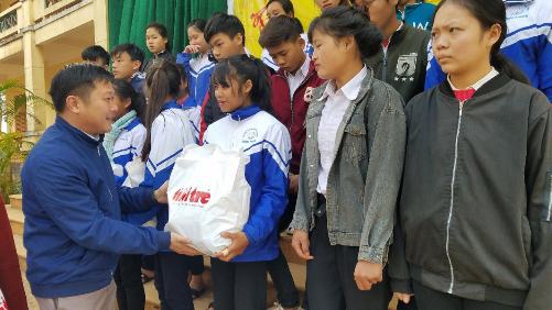 Đồng chí Nguyễn Khánh Vũ – UVBCH Trung ương Đoàn, Bí thư Tỉnh đoàn tặng quà cho thanh thiếu nhi