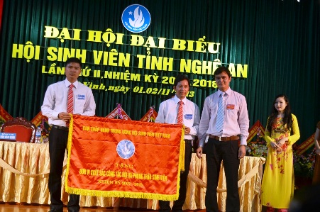 Đ/c Bùi Quang Huy-  Phó Chủ tịch Thường trực Hội sinh viên Việt Nam trao cờ đơn vị xuất sắc cho HSV tỉnh Nghệ An