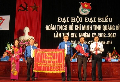  Đồng chí Lương Ngọc Bính, Bí thư Tỉnh ủy tặng bức trướng của Ban Chấp hành Đảng bộ tỉnh cho tuổi trẻ Quảng Bình