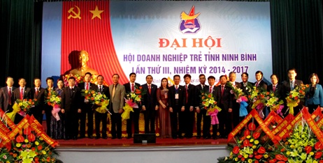 Các đồng chí Lãnh đạo Tỉnh ủy, HĐND, UBND tỉnh tặng hoa chúc mừng Ủy ban Hội Doanh nghiệp trẻ tỉnh Ninh Bình khóa III, nhiệm kỳ 2014 – 2019