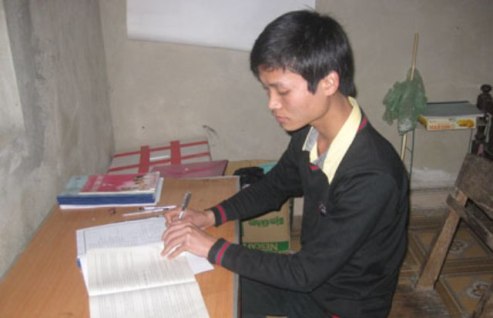 Lương Quang Vĩnh đang soạn giáo án cho đợt thực tập sư phạm cuối khóa.