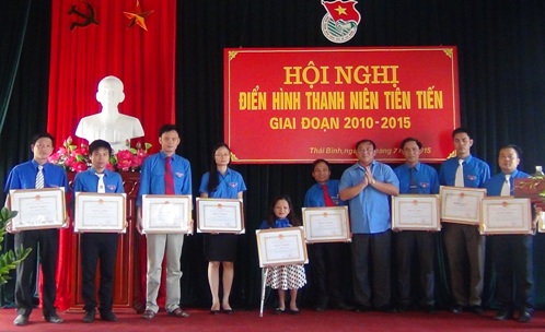  Đ/c Phạm Văn Xuyên - Tỉnh ủy viên, Phó Chủ tịch UBND tỉnh trao Bằng khen của UBND tỉnh cho các cá nhân có thành tích xuất sắc trong công tác đoàn và phong trào thanh thiếu nhi giai đoạn 2010 – 2015.