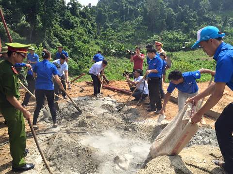  Đông đảo ĐVTN giúp nhân dân địa phương làm sân bê tông tạo sân chơi cho thiếu nhi 