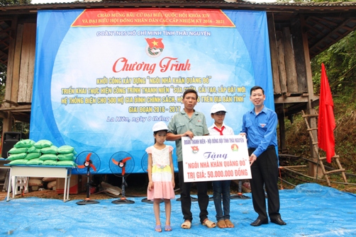 Đồng chí Lê Ngọc Linh – Chủ tịch Hội đồng Đội tỉnh, Phó Bí thư TT Tỉnh đoàn trao tặng biển tượng trưng “Ngôi nhà khăn quàng đỏ” cho gia đình em Đoàn Vi Tiến