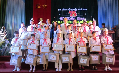 Trao giấy chứng nhận Cháu ngoan Bác Hồ xuất sắc năm học 2015 - 2016 cho các em thiếu nhi tiêu biểu tại lễ kỷ niệm do HĐĐ huyện Phú Bình tổ chức.