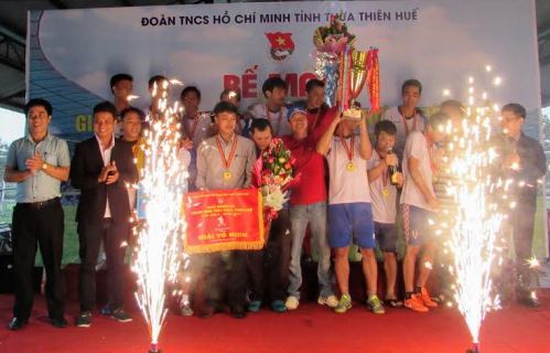 Ban Tổ chức trao cúp vô địch cho đội bóng của Huyện Đoàn Phong Điền