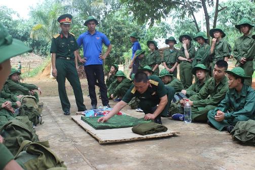 Các chiến sĩ chăm chú theo dõi các đồng chí trong khung quản lý hướng dẫn sắp xếp nội vụ trong quân đội
