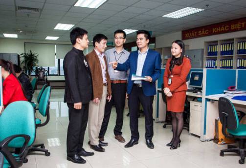 Anh Nguyễn Văn Sơn đang trao đổi công việc với đồng nghiệp