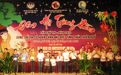 đồng chí Ngô Hòa – UVTV Tỉnh ủy, Phó Chủ tịch Thường trực UBND tỉnh Thừa Thiên Huế trao học bổng cho các em có hoàn cảnh khó khăn