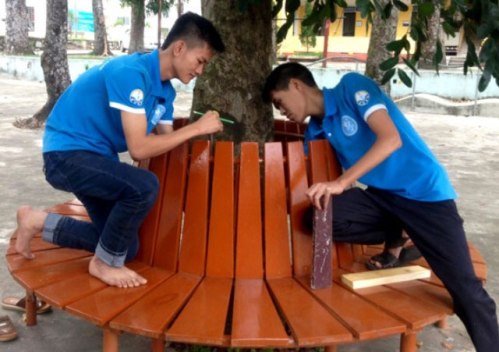 Các sinh viên khóa 49, 50, Khoa Điện (Trường Đại học Kỹ thuật Công nghiệp Thái Nguyên) chế biến gỗ tận dụng làm ghế ngồi trong khuôn viên cây xanh của Trường