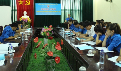 Đồng chí Lưu Ngọc Trung-Phó Bí thư Tỉnh đoàn, Chủ tịch Hội đồng Đội tỉnh phát biểu khai mạc Hội nghị tập huấn.
