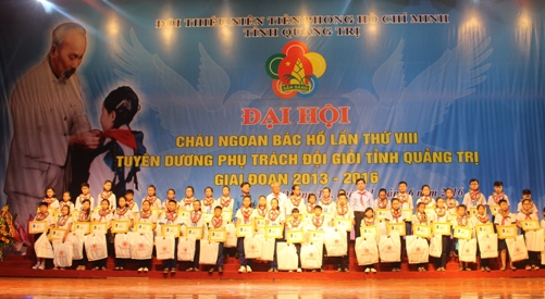 Đồng chí Nguyễn Long Hải – Bí thư Trung ương Đoàn TNCS Hồ Chí Minh, Chủ tịch Hội đồng Đội Trung ương trao quà cho các đại biểu Cháu ngoan Bác Hồ