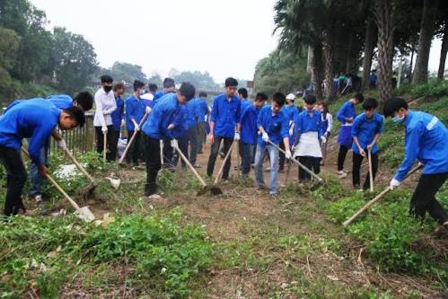 ĐVTN huyện Nông Cống tham gia dọn vệ sinh môi trường, thu gom rác thải ở khu vực Thị trấn Nông Cống
