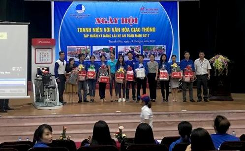 Đại diện Hội LHTN Việt Nam tỉnh; Công ty Ngôi sao trao giải thưởng cho các bạn ĐVTN đạt giải