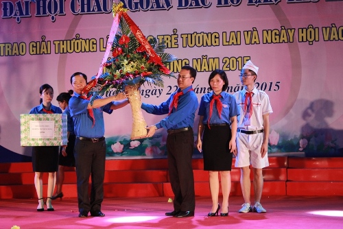 Đồng chí Nguyễn Phi Long, Bí thư Trung ương Đoàn TNCS Hồ Chí Minh, Chủ tịch Hội LHTN Việt Nam tặng hoa chúc mừng Đại hội