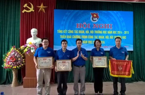 Đồng chí Lưu Ngọc Trung - Phó Bí thư Tỉnh đoàn - Chủ tịch HĐĐ tỉnh tặng Cờ thi đua và chứng nhận cho HĐĐ các đơn vị.