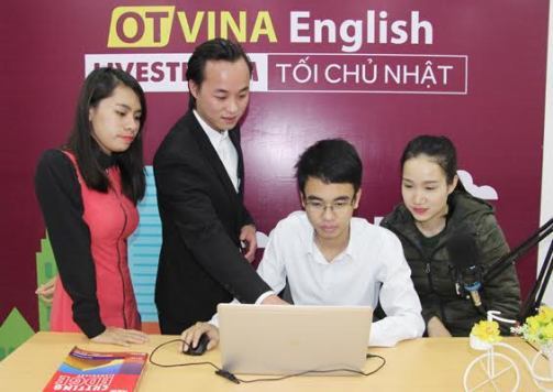 Anh Nguyễn Bá Cường (thứ 2 từ trái sang) đang hướng dẫn một số phương pháp lập trình máy tính cho học viên.